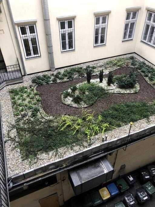 Renovated And Spacious Two-Bedroom Condo In Budapest Exterior foto